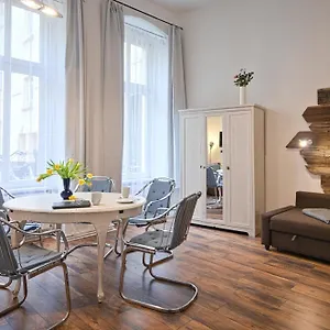 quiet-courtyard-apartment-berlin.find-berlin-hotels.com/